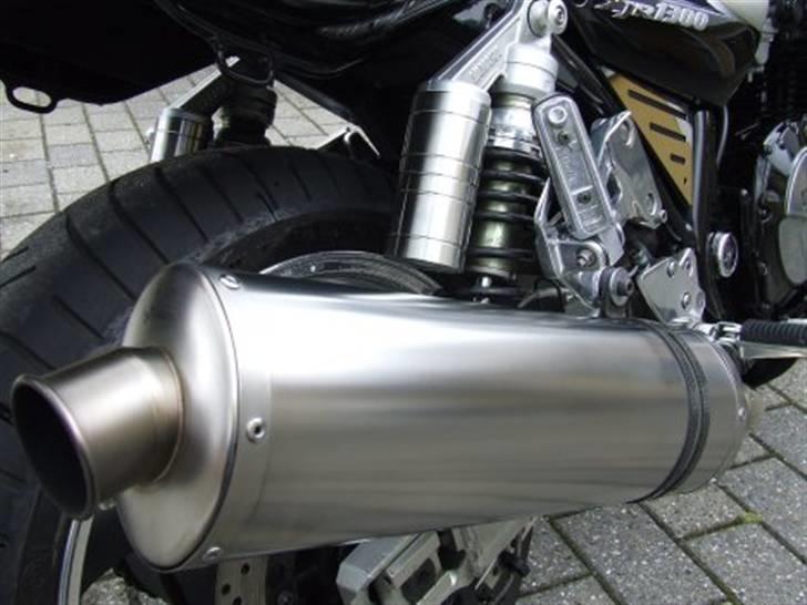 Yamaha XJR 1300 (solgt) - Akrapovic Titanium... nam nam... og brum brum... over udstødningen kan ses de nye støddæmper-covers billede 8