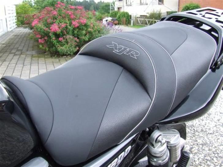 Yamaha XJR 1300 (solgt) - Det lækkert Bagster-modificerede sæde med gel-indlæg. God komfort og lækkert look! billede 9