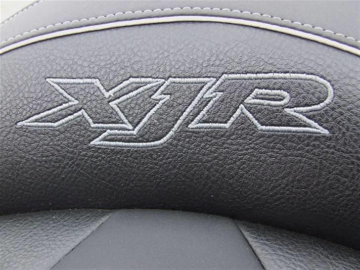 Yamaha XJR 1300 (solgt) - Brodering på sædet - det virker til at være kram - og synes sgu det ser godt ud. billede 10