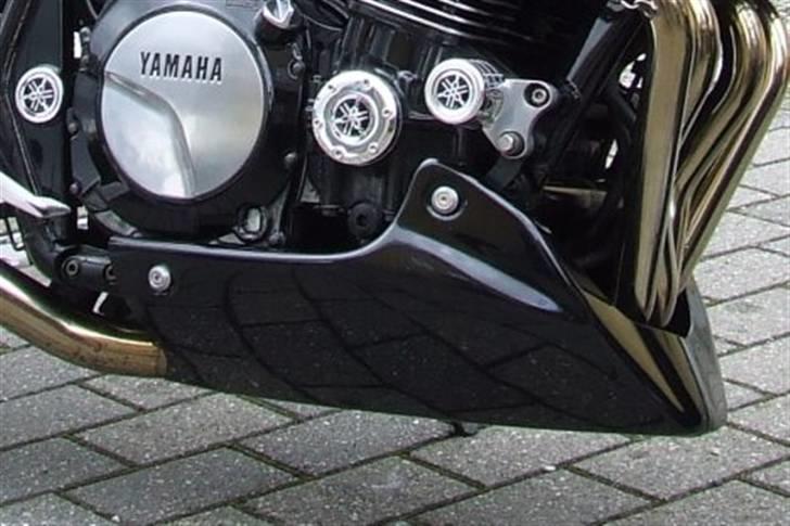 Yamaha XJR 1300 (solgt) - Pyramid plov / bugspoiler (krævede en del tilpasning efter montering af 4i1). billede 11