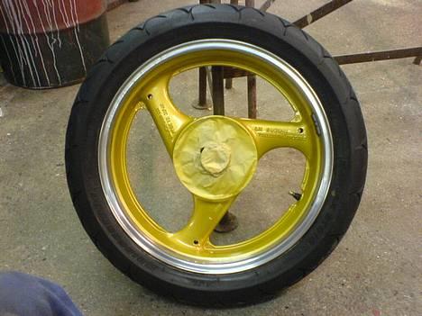 Suzuki GSXR 400 R SOLGT*SOLGT - Hjemme malet fælge, det tog sin tid!!! men de er blevet fine..... billede 10