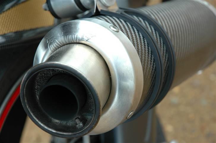 Kawasaki Z750 RR - Mivv GP Kulfiber potte. Uden dB-Killer er det en sindsyg lyd den afgiver. Og vi snakker ikke Akrapovic niveau. Det her er højere og u-udholdeligt i længden. billede 6