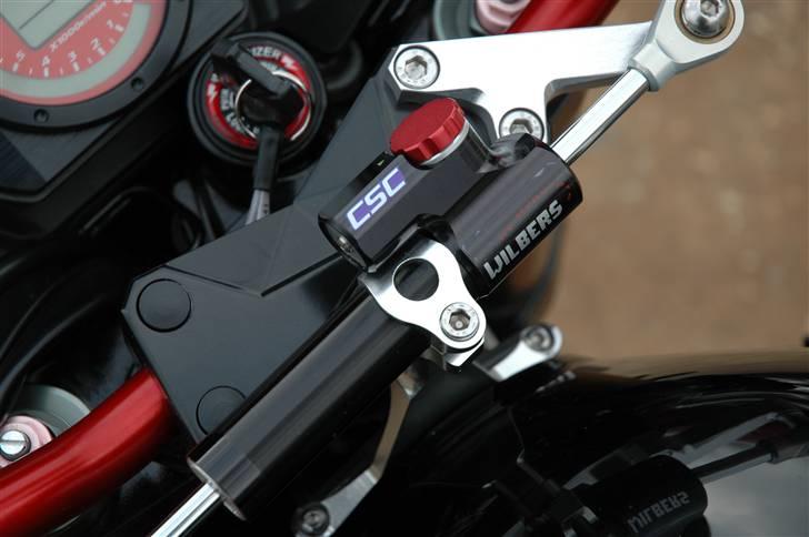 Kawasaki Z750 RR - Billede af Wilbers Styrdæmperen.... Eller skulle man sige Hyperpro, da det er dem som laver den. Hehe. Beslaget har jeg købt hos Hyperpro, da Wilbers ikke selv kunne få fingeren ud og bestille det hos HP :-S billede 10