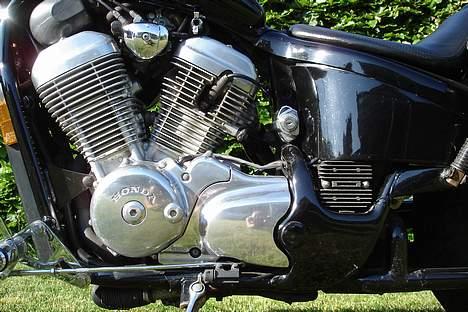 Honda VT 600 Shadow  - Har forsøgt at fjerne lakken på alu-skjoldene, (møgarbejde) billede 2