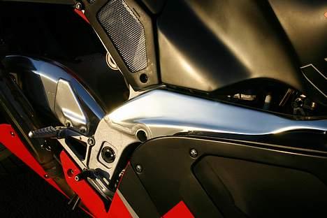 Aprilia RSV 1000 ***SOLGT*** - Ser for godt ud med det stel - der er sgu kræset for detaljerne ;-) billede 13