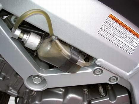 Suzuki DL650K4 V-Strom - Pumpe fra Sæbedispenser til Loobman´en billede 5