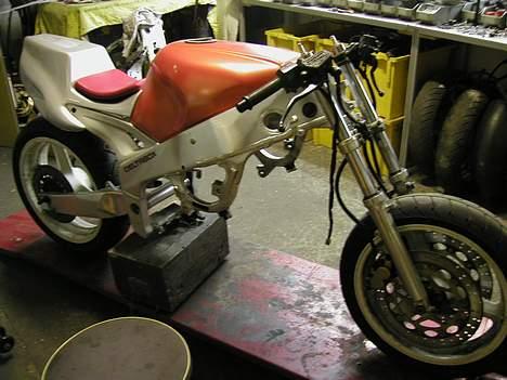 Yamaha FZR 1000 Streetfighter billede 3