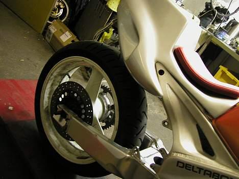 Yamaha FZR 1000 Streetfighter billede 4