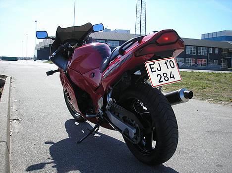 Suzuki RF 600R *Solgt* - Det røde lyn;-) billede 3