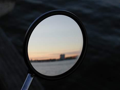 Suzuki GSF 600N [SOLGT] - Limfjordsbroen kan anes i spejlet billede 18