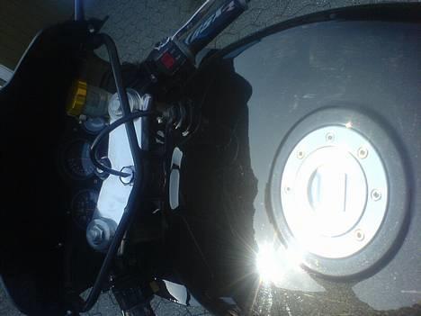 Suzuki GSXR 400 R SOLGT*SOLGT - tanken med poleret dæksel, måske kan man ane metallen i lakken billede 11