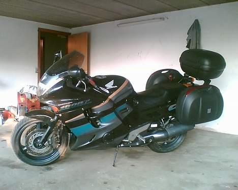 Honda cbr 1000f  *solgt* - ja så er der så dømt færge men så dumt som det ser ud lige så rart er det at køre med når man skal køre langt.. her er den klar til le mans... billede 9