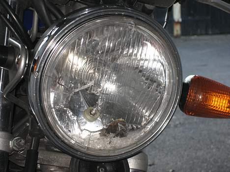 Honda CB 600 F Hornet (solgt) - Fik lige smadret forlygten af et stenslag, da et bilfjols med en 100 km/t drønede ud i rabatten og hvirvlede sten op. Og ja, det er stenen, der ligger i lygtehuset. "Der er vist gået en rotte i fælden!" billede 15