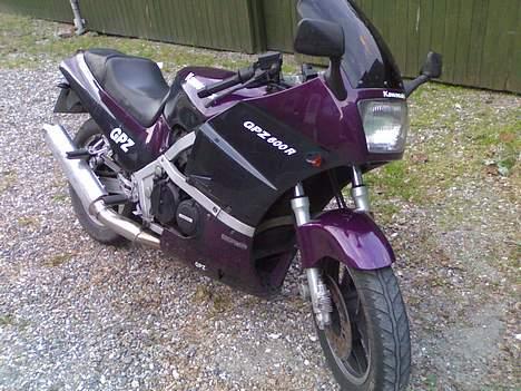 Kawasaki GPZ600R - Solgt - Står flot af at det er sådan en gammel mc billede 1