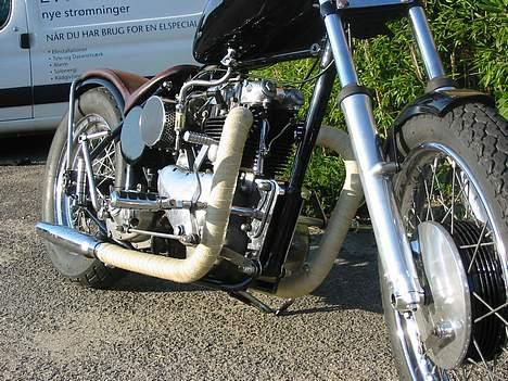 Triumph SpeedTwin - Fik viklet Exhaust Wrap omkring forrøret. Total old school! :) billede 10