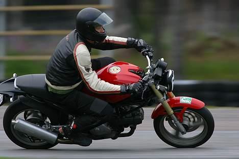 Ducati Monster - Ved godt det skal være den nuværende, men dette var forgængeren...Monster 600, perfekt begynder cykel. billede 3