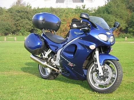 Triumph Sprint ST (solgt) - Selv med fuld oppakning og passager er der rigelig moment til overhalinger. billede 2