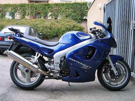 Triumph Sprint ST (solgt) - Hvis man lige skruer i 10 minutter stor Triumphen uden tasker, og monosvingeren ses lidt tydeligere billede 3