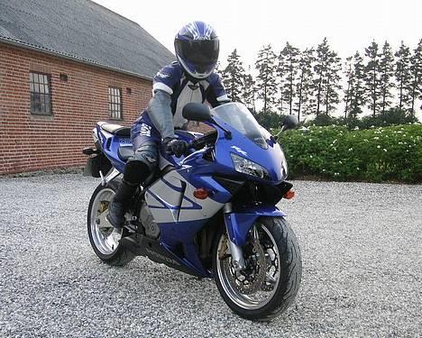 Honda CBR 600 RR - Skal lige sige!! Det er x damen der sidder på cyklen!! billede 1
