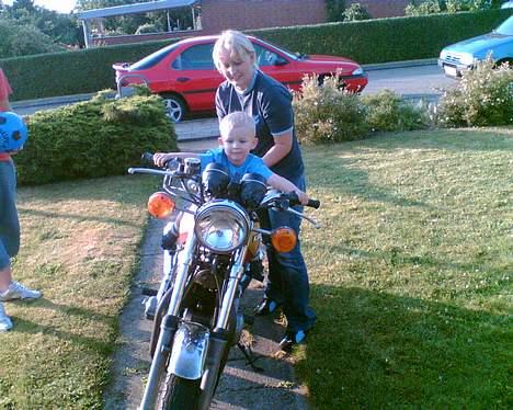 Kawasaki Z 750 solgt! - MIN DEJLIGE NEVØ HAR ALLEREDE FÅET SMAG FOR DET  billede 3