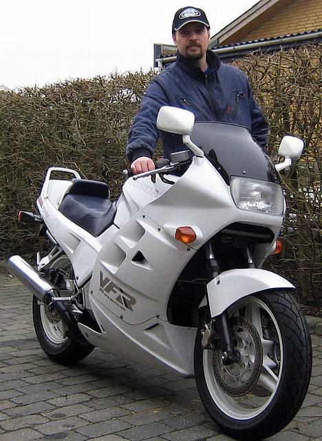 Honda vfr 750f rc 24 - her er jeg i randers hos mum og hente den. .......den er solgt....! billede 1