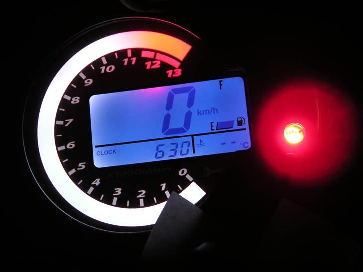 Kawasaki Z750 RR - Instrument belysningen, som den ser ud nu. Syntes det er lidt federe end den std. røde farve. Kan specielt godt lide detaljen med det røde felt :-) billede 17