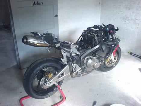 Honda CBR 600 RR (Solgt) - Nøgen model - Er ved at skifte udstødning og kåbe - Syntes den så lidt sjov ud billede 8