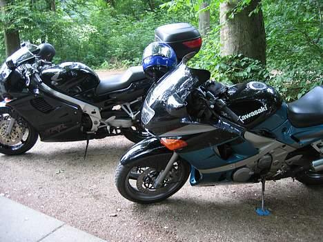 Kawasaki zzr 600 - Farmands VFR i baggrunden.. billede 15