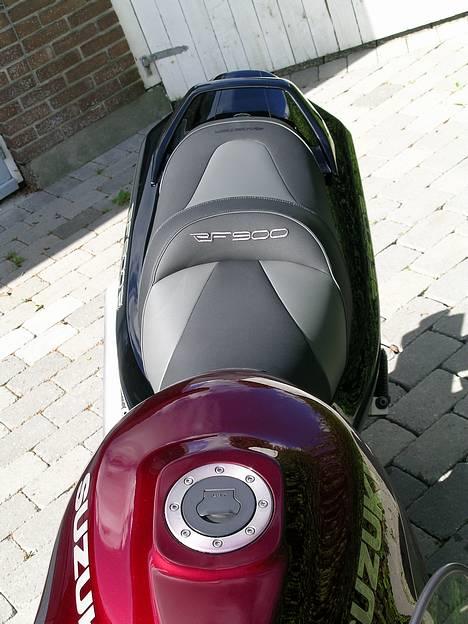 Suzuki Rf 900 R - Sæde ombetrukket af firmaet Bagster, lavet efter eget design. billede 2