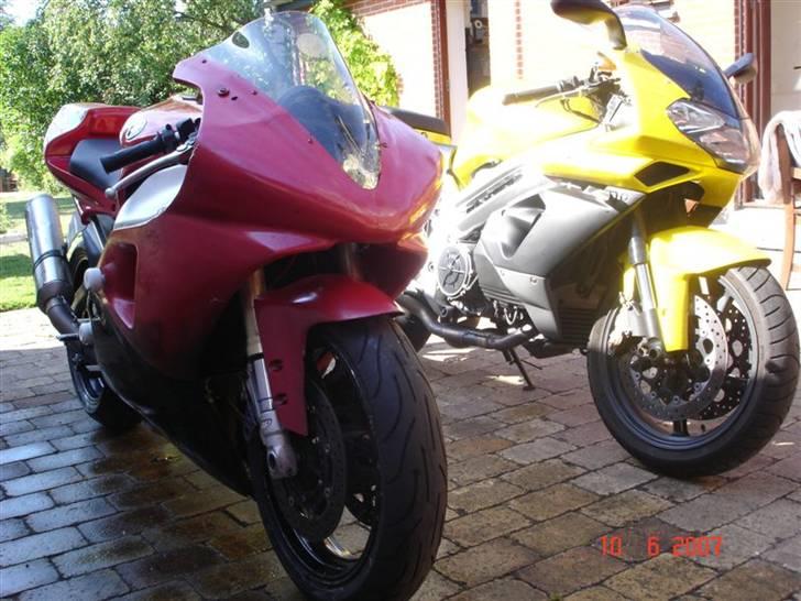 Aprilia Falco (død og genopstået) - De to maskiner jeg nu nyder. Banejernet er indkøbt så det ikke er gademaskinen der lider overlast hvis det igen skulle gå galt. billede 18