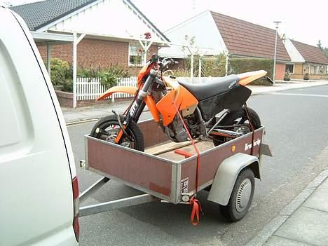 KTM 520 EXC - Hiace´en var fyldt op med flyttegods, så KTM´en kom på traileren. billede 2