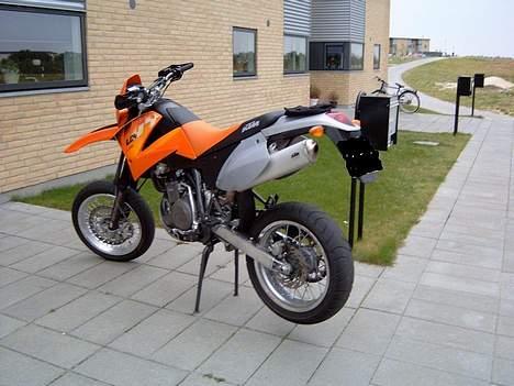 KTM 520 EXC - Lige et billede af min kammerats 640´er med motardhjul. Den er solgt! billede 6