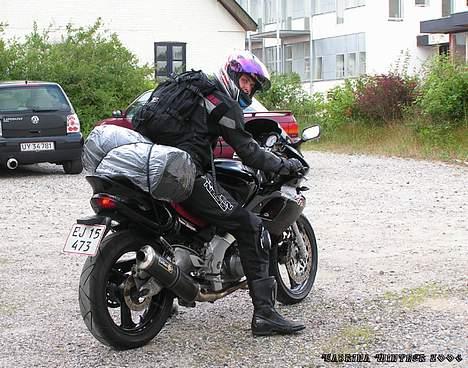 Yamaha BELGARDA SZR 660 - Og så kører han ud af indkørslen med alt hans oppakning på vej til Skagen. God tur !!! billede 18