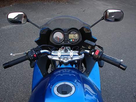 Suzuki GSF 650 S Bandit - Klokken står på 3842 km. Havde kørt 2800 da jeg fik den. billede 4