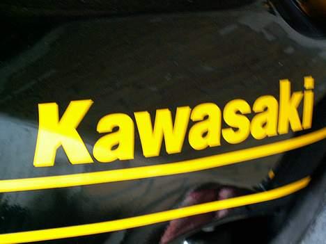 Kawasaki GPz1000RX (nu SOLGT) - Det er lidt svært at se, ligeså at tage et billede af. Men decals er monteret før klarlakken er lagt på. billede 4