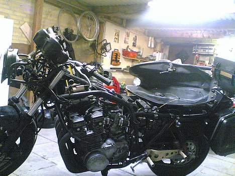 Suzuki GSX 1100 E ***SOLGT*** - Ja.. såen ser den ud lige P.T. eftersom den nu har været stjålet 2 gange på en uge .. og den sidste tur tog lidt hårdt på den.. :( hvad sker der for folk!!!!!!!!!!  billede 9