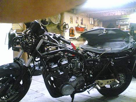 Suzuki GSX 1100 E ***SOLGT*** - Ja.. såen ser den ud lige P.T. eftersom den nu har været stjålet 2 gange på en uge .. og den sidste tur tog lidt hårdt på den.. :( hvad sker der for folk!!!!!!!!!!  billede 10