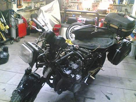 Suzuki GSX 1100 E ***SOLGT*** - Ja.. såen ser den ud lige P.T. eftersom den nu har været stjålet 2 gange på en uge .. og den sidste tur tog lidt hårdt på den.. :( hvad sker der for folk!!!!!!!!!!  billede 11