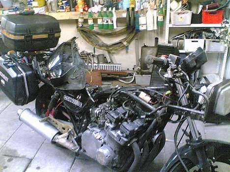 Suzuki GSX 1100 E ***SOLGT*** - Ja.. såen ser den ud lige P.T. eftersom den nu har været stjålet 2 gange på en uge .. og den sidste tur tog lidt hårdt på den.. :( hvad sker der for folk!!!!!!!!!!  billede 12