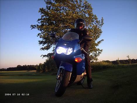 Suzuki GSX 600 F - til salg - Xenon 6000k i både lang og kort lys, samt xenon gas pære i positionslys som er efter sine 6500k ;D ~ NicE billede 1