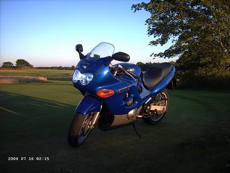 Suzuki GSX 600 F - til salg - Xenonét igen - nøj jeg er glad for det, dog er det ikke lovligt men det et kanon lys det giver =o) billede 3