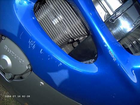 Suzuki GSX 600 F - til salg - Trist !!! - kom med 2 km i timen skulle lige dreje ind og holde, pludselige får man jo alt vægten overført til den ene side så bum! - der lagde den sig stille ned for gjorde jo modstand men ikke nok til at kunne holde den desværre! billede 8