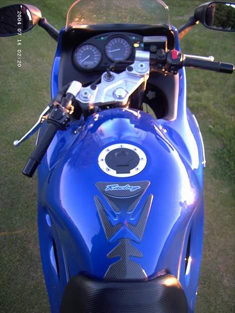 Suzuki GSX 600 F - til salg - Tanken - ingen ridsel eller noget. - flot velholt mc, hvis i ser godt efter ser det ud til aluét i styrkransen er lidt ridset men vil mene det kan laves iorden (pga af nøjle bundt fra tidligere ejer) billede 9