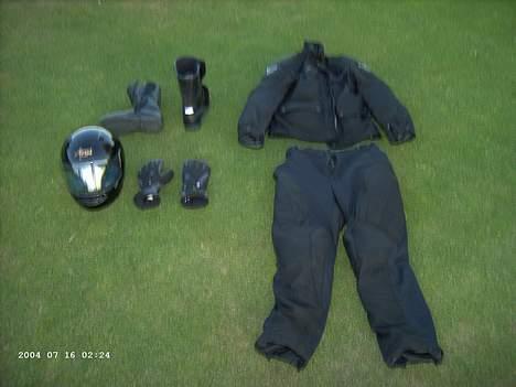 Suzuki GSX 600 F - til salg - Komplet tøj, Alt er Dainees undtagen hjælmen der koster 4000,- og er af mærket Arai og så er der UV-film i billede 15