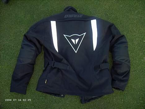 Suzuki GSX 600 F - til salg - min jakke, dejlig pasform og det ser fedt ud med det logo af bag. Alt kun brugt meget meget få gange... billede 16