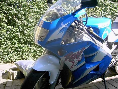 Suzuki RGV 250 (SOLGT) billede 6