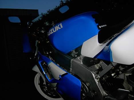 Suzuki RGV 250 (SOLGT) billede 8