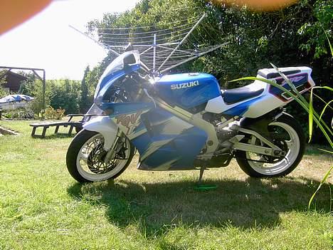 Suzuki RGV 250 (SOLGT) billede 9