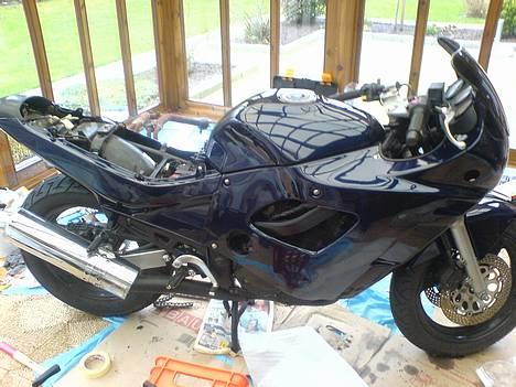 Suzuki GSX 600F - Her cyklen næsten færdig samlet efter renovering. Mangler lige kæden og sædet.... (Er samlet nu - Syns den er blevet flot)... Der kommer ny bagpotte på. Har købt en micron med noget mere lyd billede 1