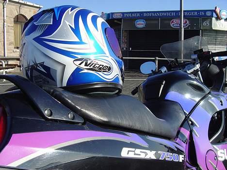 Suzuki GSX750F (SOLGT) - Ny hjelm... (Nitro Racing med blåt spejl visir) billede 8